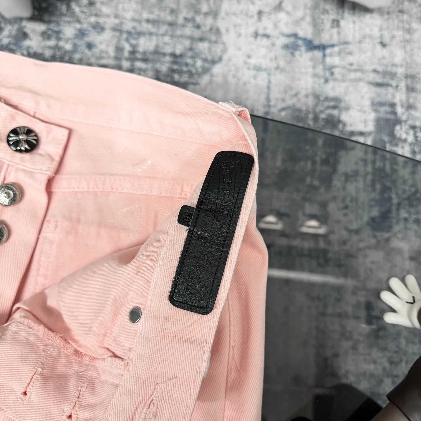 P260 Chrome hearts CH co-branded Drak Miami light pink jeans exude uninhibited personality and unique charm. Every wear and tear is carefully designed to present a unique artistic feel. Made of imported denim fabric, which has undergone heavy industrial washing and destruction treatment, the trousers show a super cool effect on the upper body, allowing you to dominate the fashion stage.  This is more than just a pair of jeans, it is an expression of attitude. With its unique design concept and ultimate pursuit of details, Croxin breaks traditional boundaries and defines the jeans trend in the new era. The trousers are made of double-layer woven fabric with customized hardware. Italian-made special cowhide is printed and cut. Custom-made sheepskin three-layer thick-line leather. The whole body is spliced ​​in heavy water washing. Craftsmen hand-splash ink. You can see the details. Three-dimensional cutting version. Loose and comfortable, not flattering. Makes taller and slimmer. Factory Seiko. Original quality control. Same style for men and women. Can be matched with couples. Versatile recommendation. Must-have jeans for all seasons. Color: light pink. Size: 28-30-32-34.